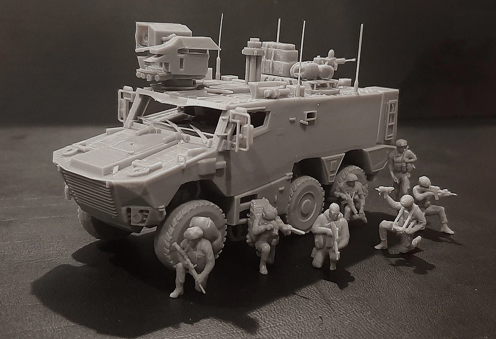 Kit Griffon et figurines en résine brute, avant montage
